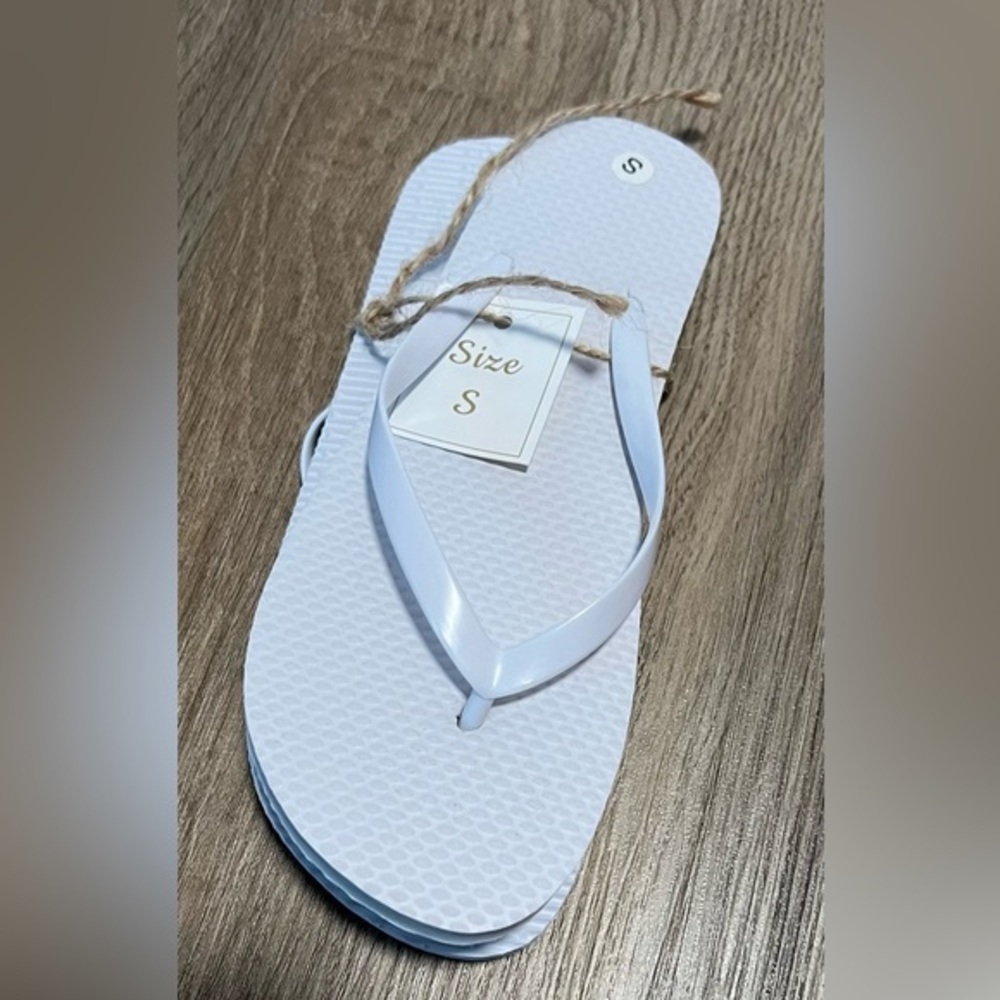 Women's Small & Medium White Flip Flops NWT